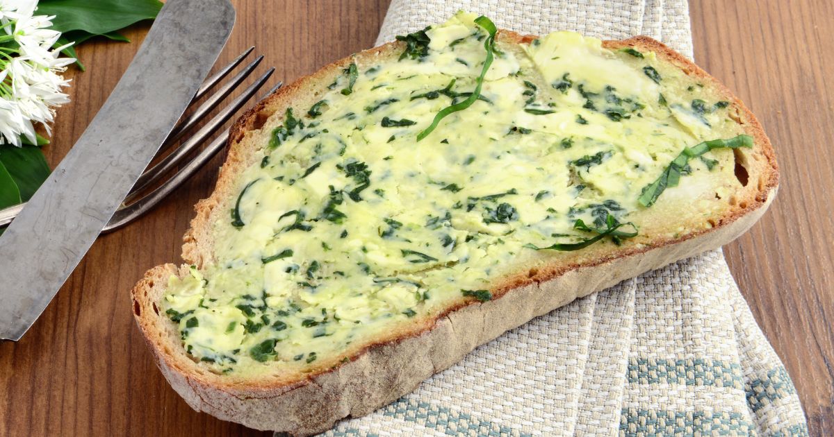 Domowe masło czosnkowe z dodatkiem czosnku niedźwiedziego