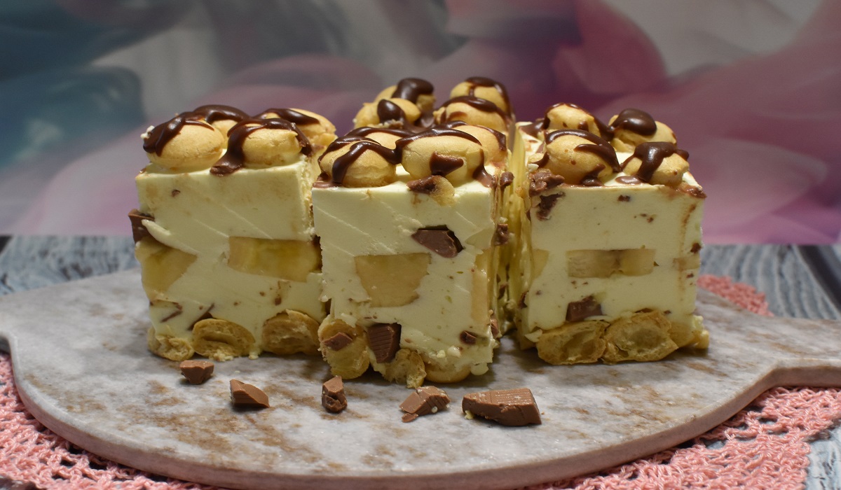 Ciasto Bananowe Bez Pieczenia Z Bitą śmietaną Ciasto bananowe bez pieczenia. Kremowe, lekkie i delikatne